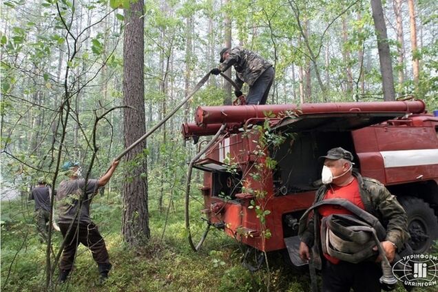 Спасатели сражаются с огнем в 'Чернобыльской пуще': опубликованы фото