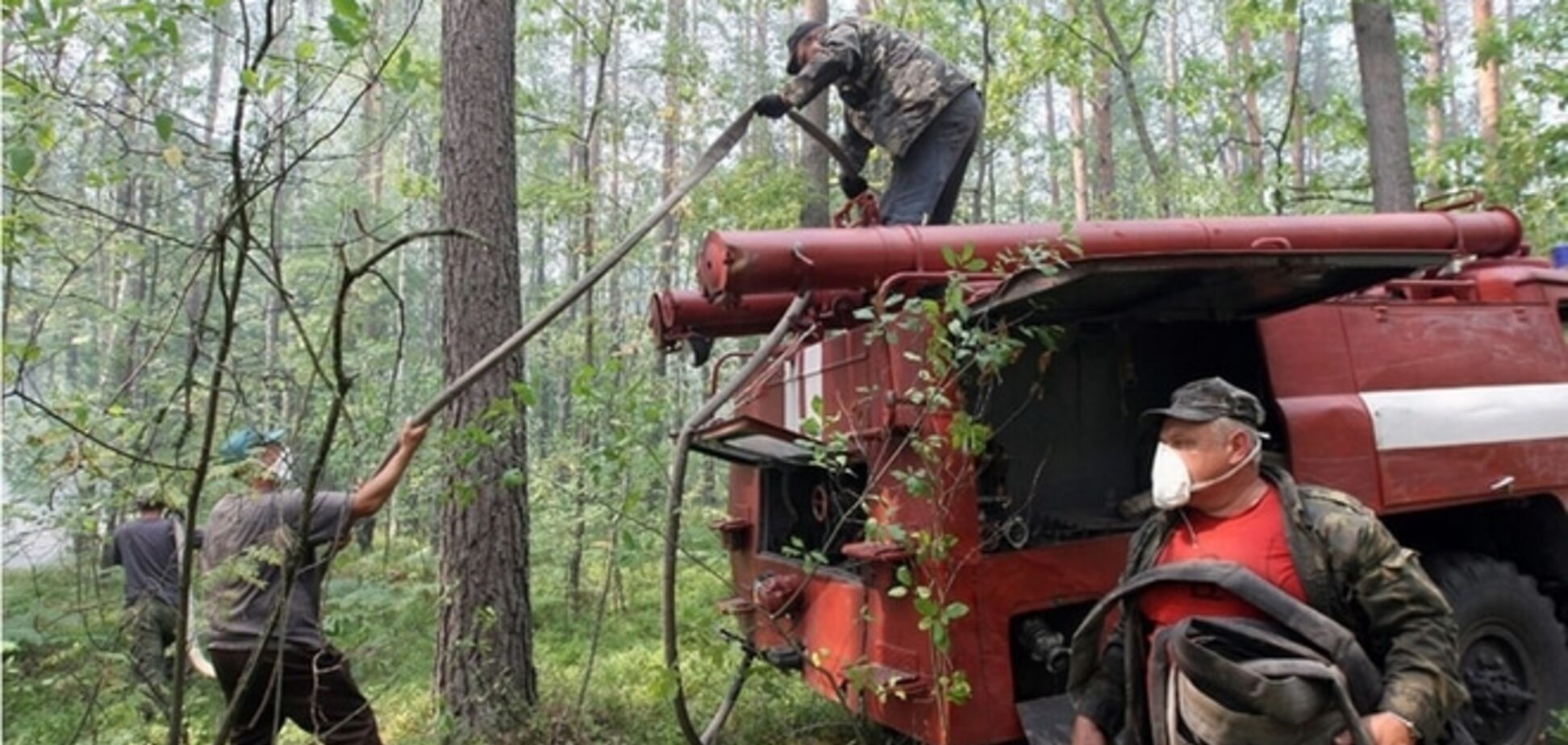 Рятувальники борються з вогнем у 'Чорнобильській пущі': опубліковано фото