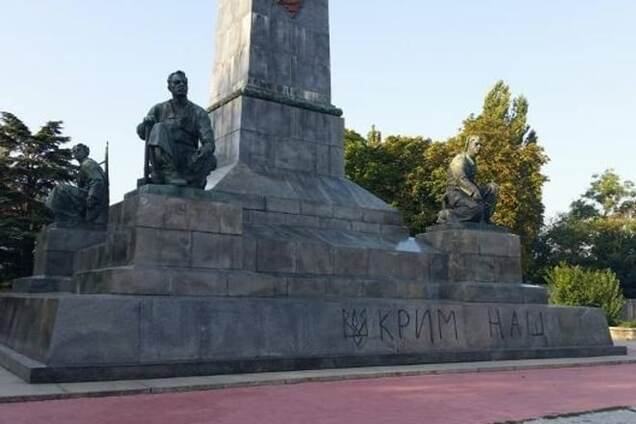 В Крыму памятник Ленину 'украсили' тризубом и надписью 'Крым наш!': опубликованы фото