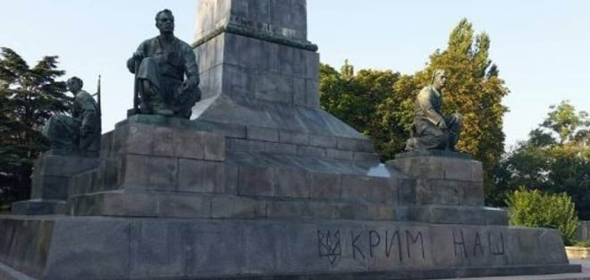 В Крыму памятник Ленину 'украсили' тризубом и надписью 'Крым наш!': опубликованы фото