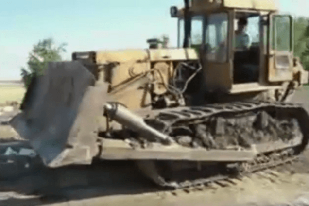 В России три тушки санкционных гусей уничтожили бульдозером: видеофакт