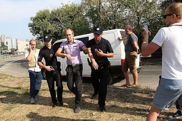 В Киеве водитель сбил пешехода на зебре и провез на капоте