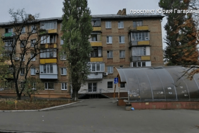 В Киеве тополь упал на балкон многоэтажки и травмировал мужчину