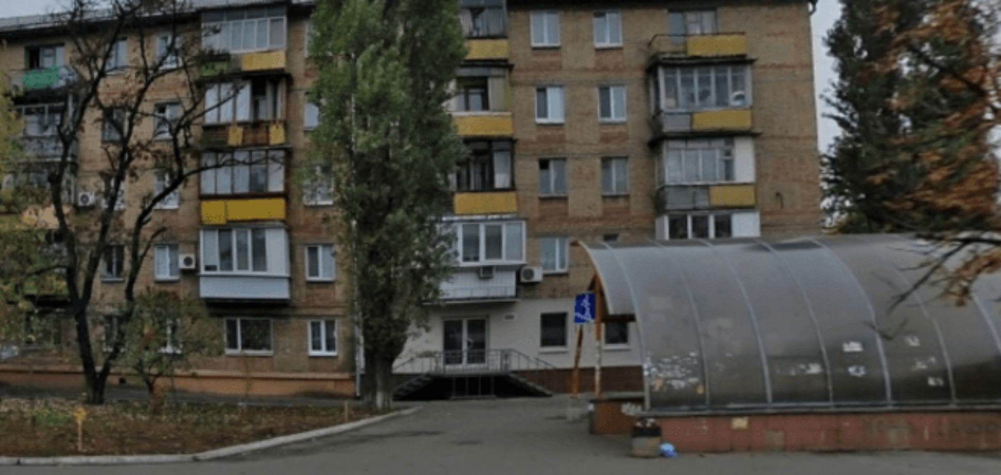 В Киеве тополь упал на балкон многоэтажки и травмировал мужчину