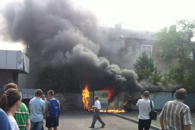 Дим стовпом. У Києві на Лук'янівці спалахнула пожежа: фоторепортаж