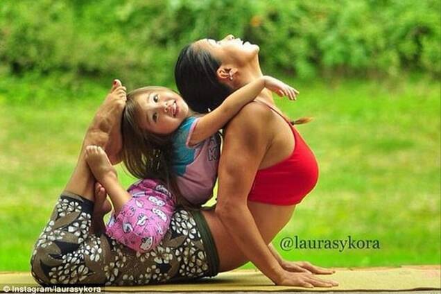 Совместная йога мамы и дочки, которая покорила мир: вдохновляющие фото