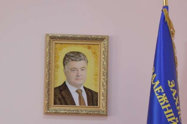 Среди чиновников появилась мода на портрет Порошенко из янтаря: фотофакт
