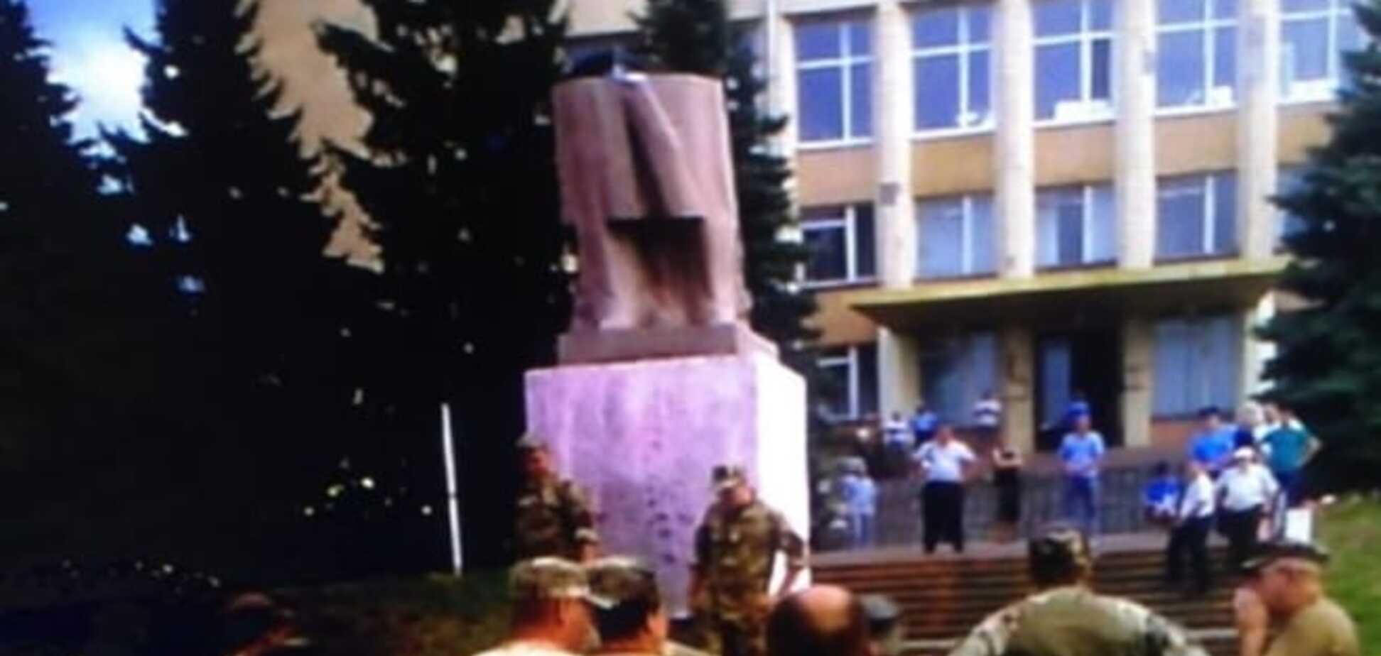 На Херсонщині після похорону бійця АТО повалили Леніна: фотофакт