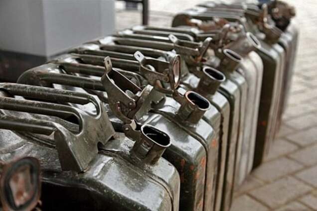 На Киевщине на нефтебазе нашли гранату, пистолеты и револьвер