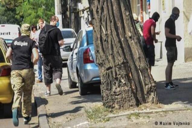 Невідомі в масках закидали петардами захід ЛГБТ-спільноти в Одесі