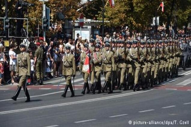 Польща демонструє військову міць на параді у Варшаві