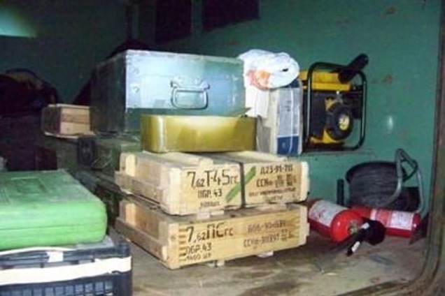 Возле Бахмутовки задержали псевдовоенных с грузовиком оружия: фотофакт