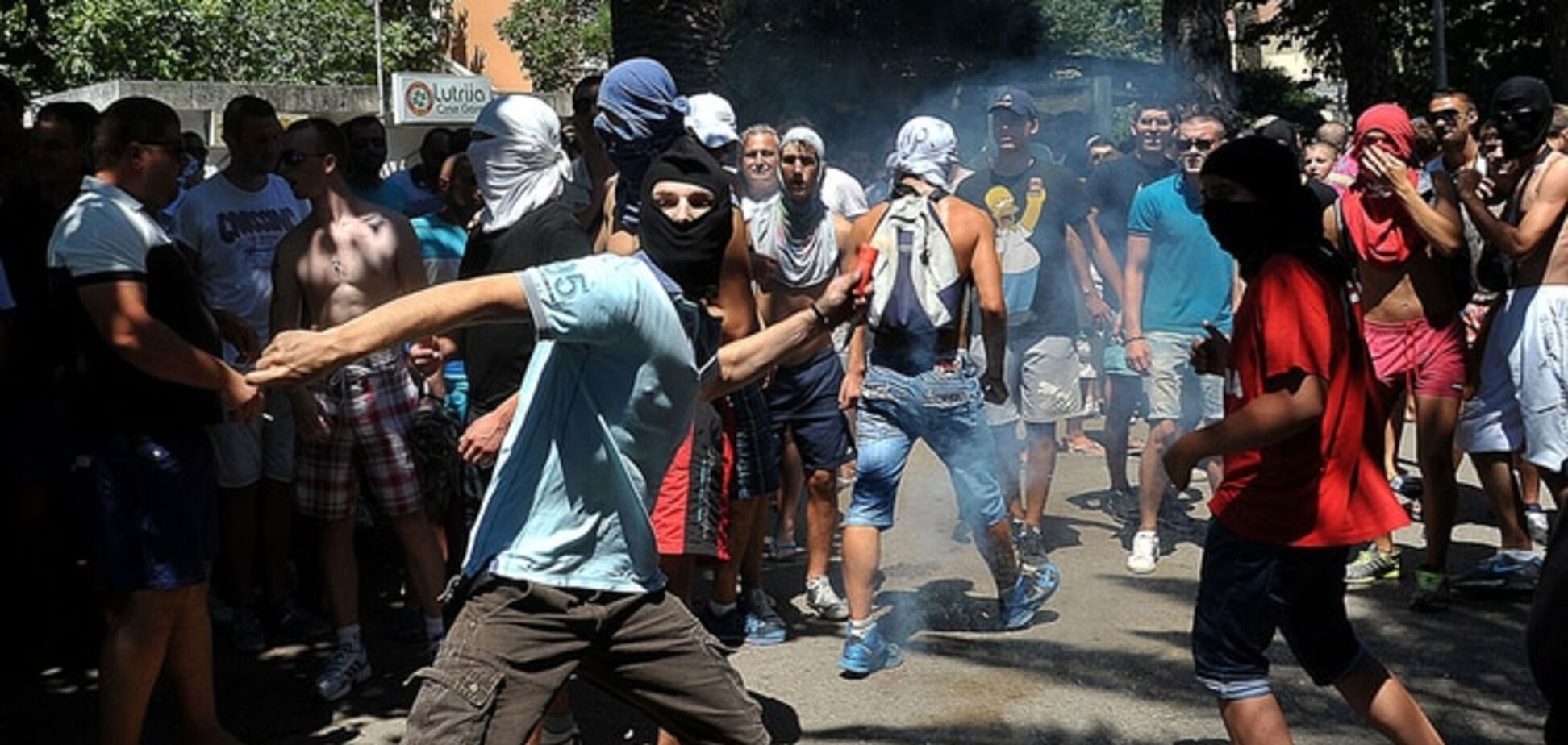 В Одессе радикалы напали на ЛГБТ-фестиваль: опубликовано видео