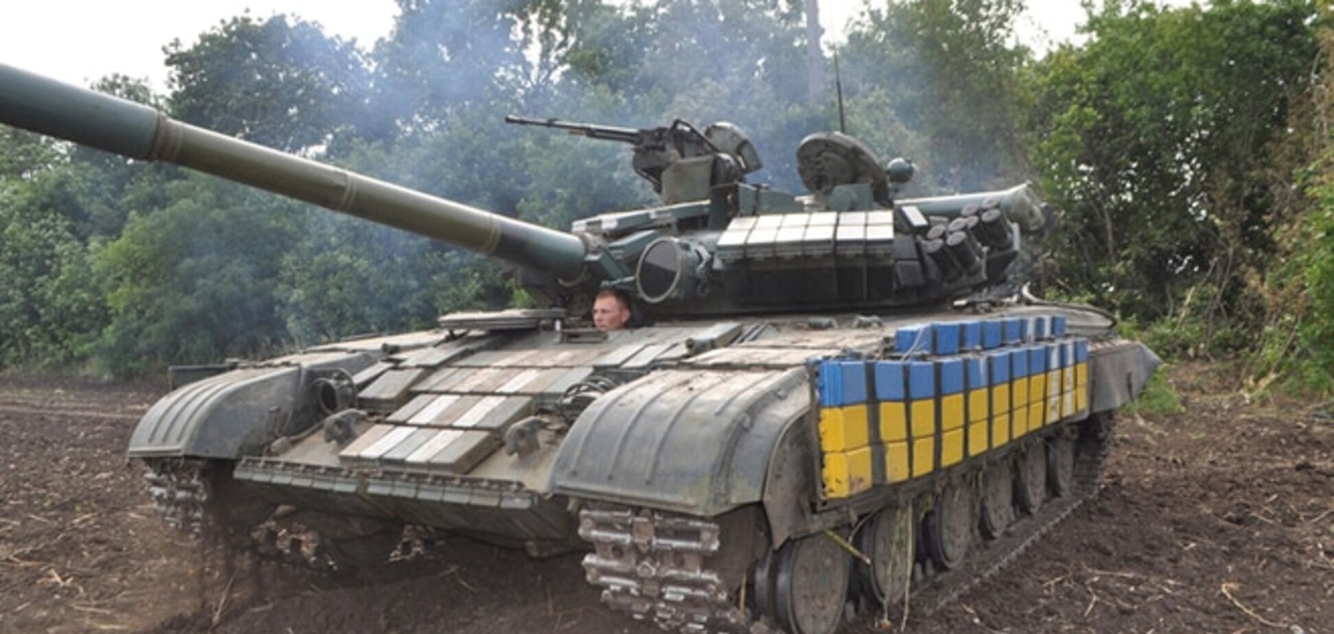 Терористи 'ДНР' фарбують танки в жовто-блакитні кольори: готується провокація