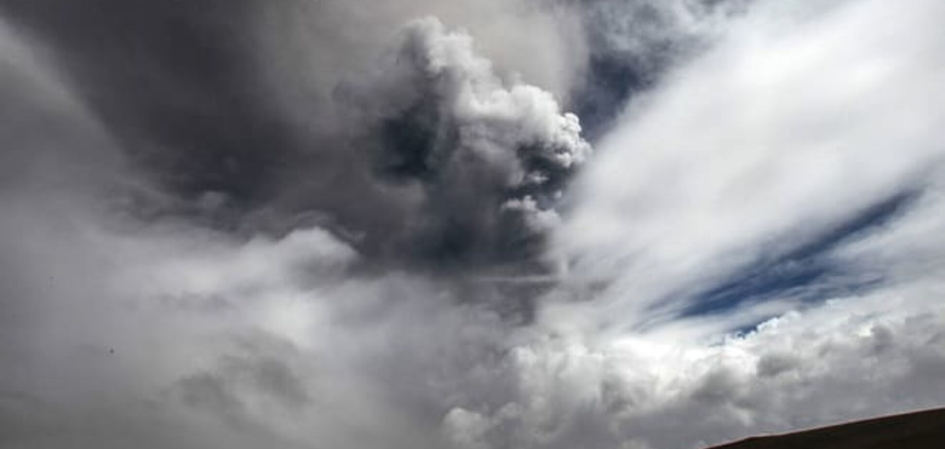 В Эквадоре впервые за 140 лет 'рассердился' вулкан: опубликованы фото и видео