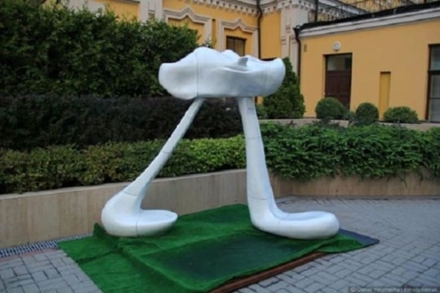 Гуляющее облако. В Киеве установили необычный арт-объект: фотофакт