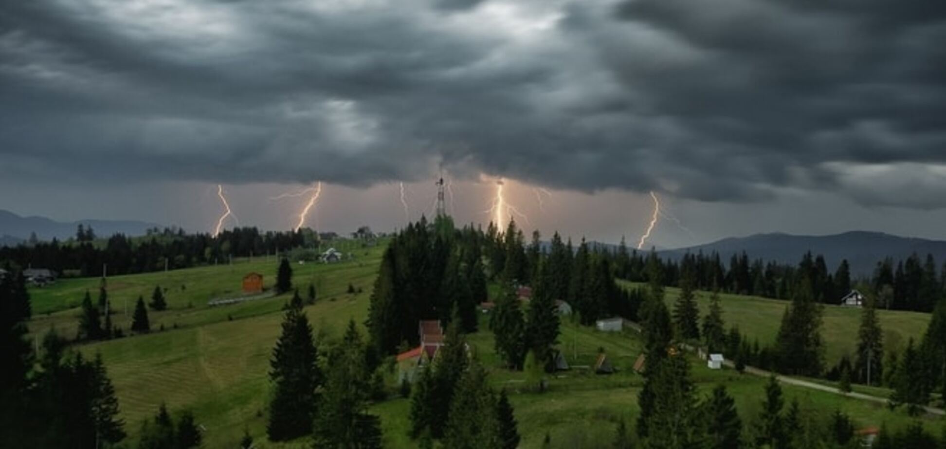 В Україні оголошено штормове попередження на 17 серпня