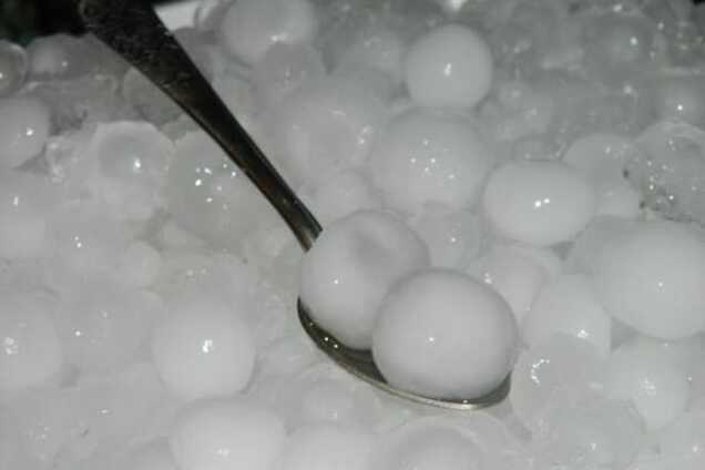 В Украину пришла непогода: гром, молния и град с перепелиное яйцо. Опубликованы фото и видео