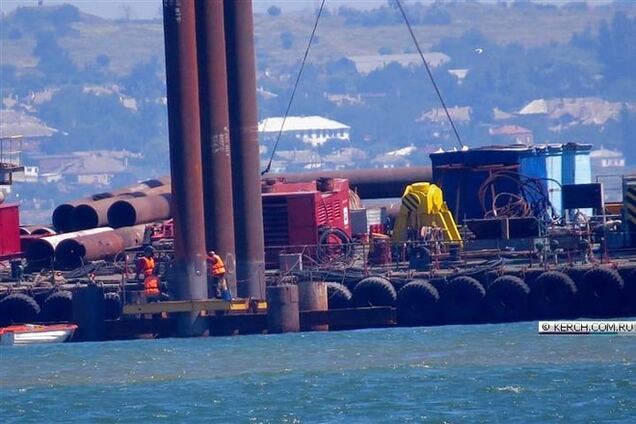 Одинокая свая, кучка рабочих. 'Крымнаш' работает над Керченским мостом. Опубликованы фото 'стройки века'