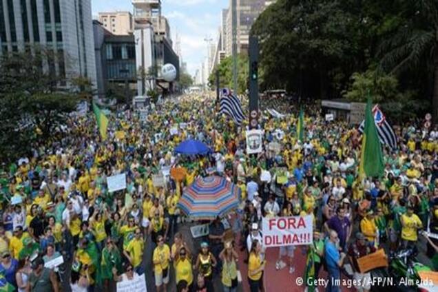 Десятки тисяч протестувальників у Бразилії вимагають відставки президентки