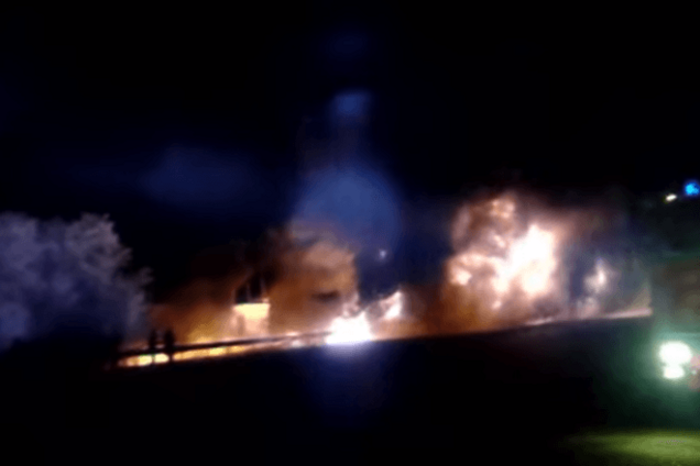 На Полтавщине на ходу перевернулся и загорелся бензовоз: видео стихии