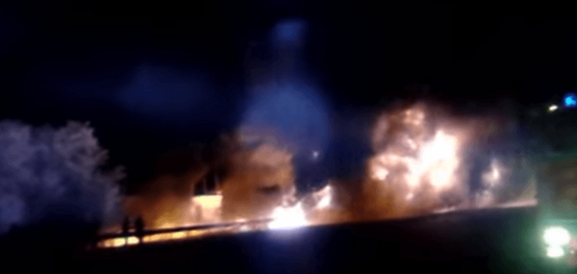 На Полтавщині на ходу перекинувся і загорівся бензовоз: відео стихії 