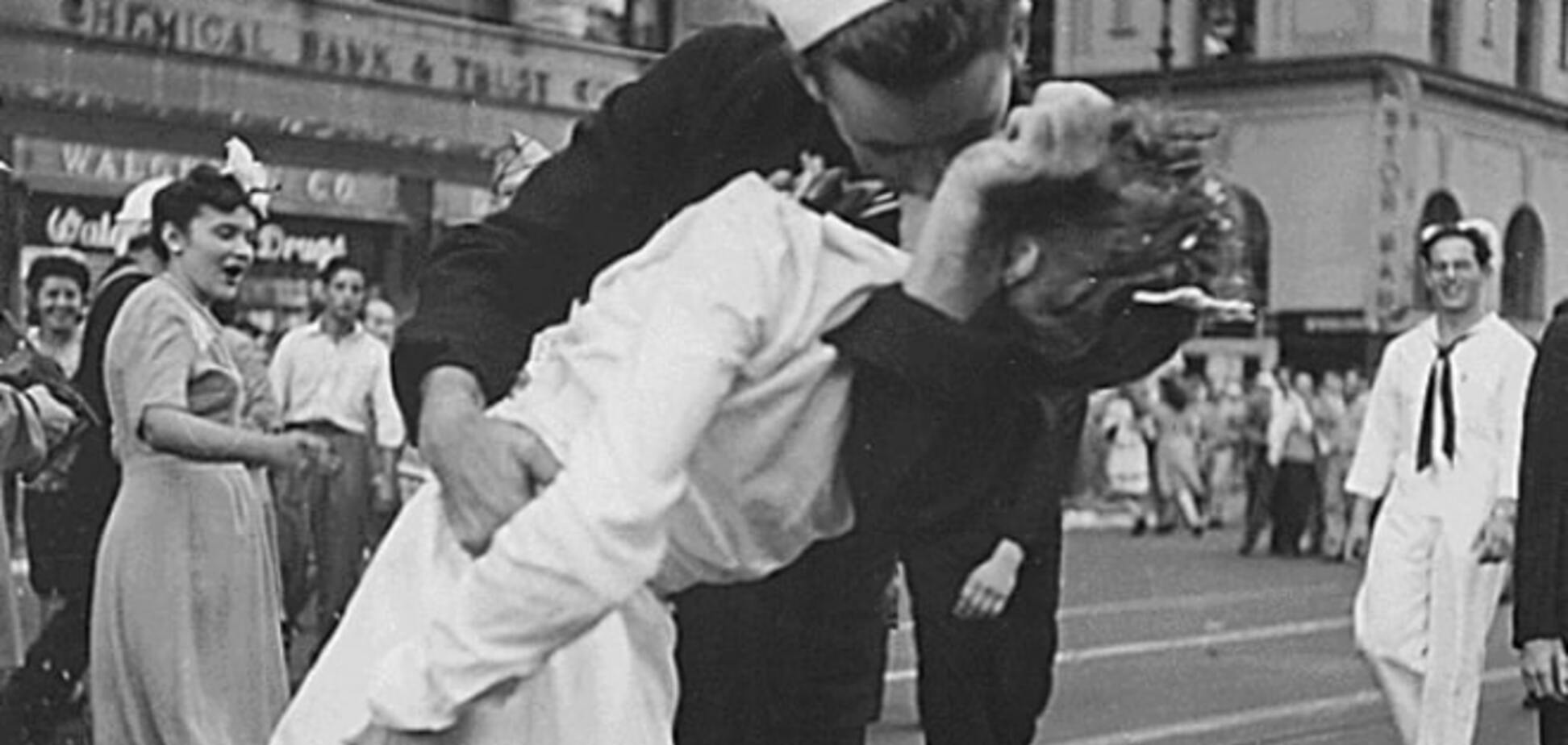 70 років Перемоги: у Нью-Йорку сотні пар відтворили знамените фото з поцілунком моряка і медсестри 