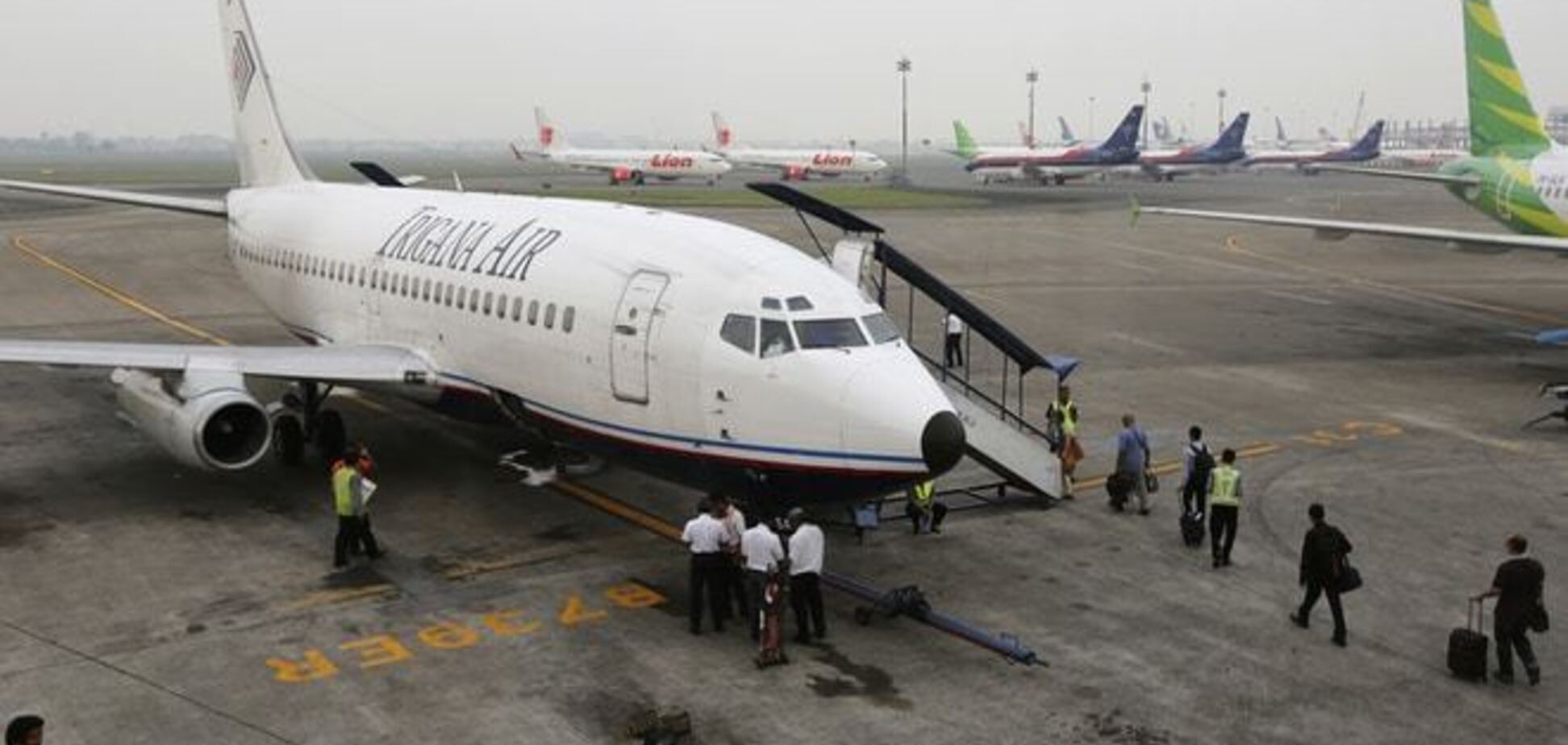 Знайдено уламки літака, що розбився в Індонезії