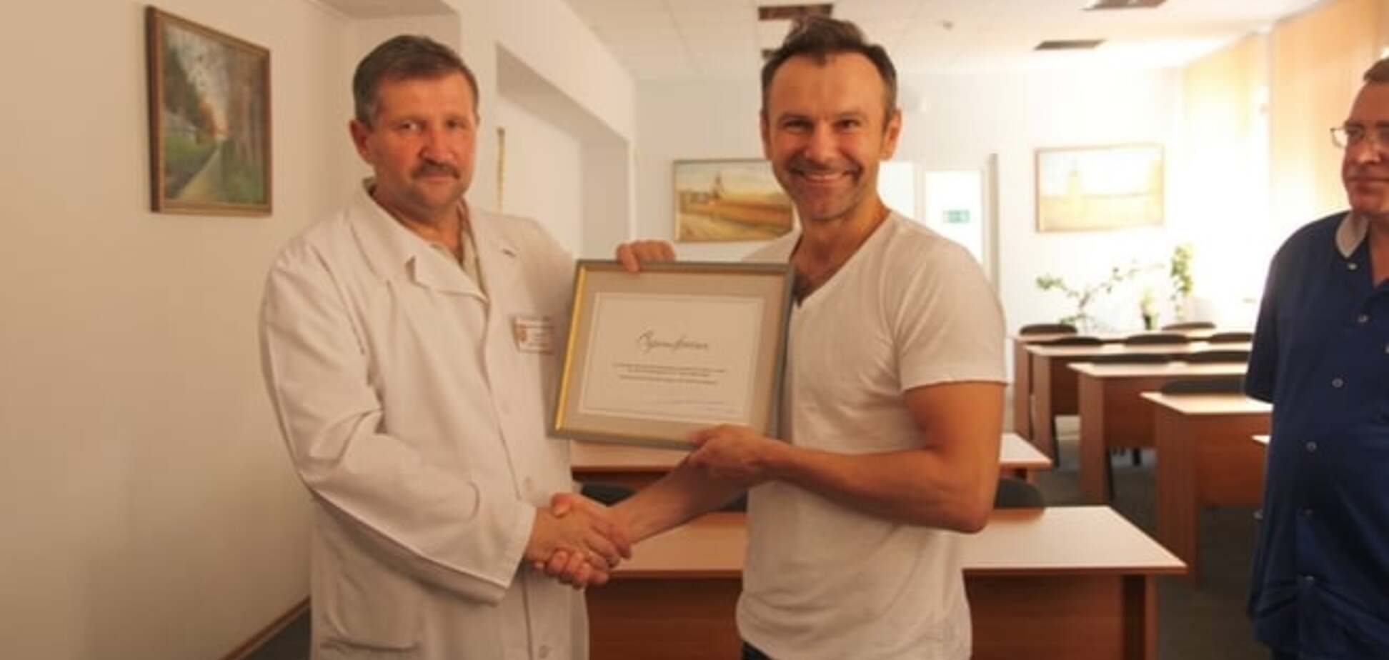 Вакарчук подарил военному госпиталю рентгеновский аппарат за 1,8 млн грн