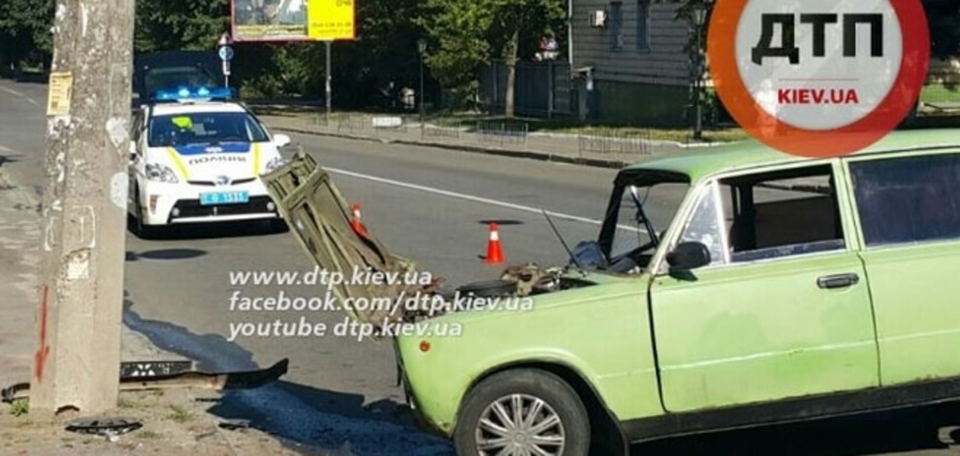 У Києві водій ВАЗу протаранив стовп: фото з місця ДТП