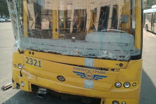 В Киеве женщина-водитель троллейбуса из-за жары врезалась в ГАИ