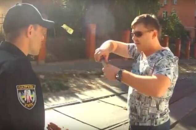 'Выпил сто грамм!' Появилось видео, как водитель Bentley разбрасывает доллары перед киевскими полицейскими