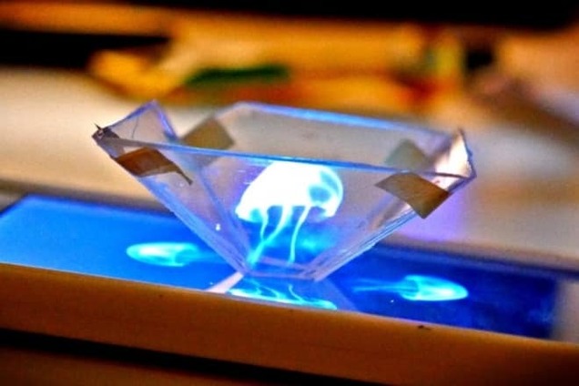 Как с помощью смартфона и коробки для диска создать 3D-проектор