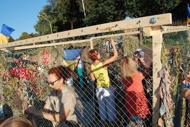 В Киеве сотни человек плели маскировочные сетки для АТО: фоторепортаж