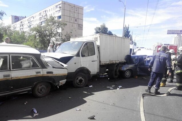 У Києві легковий автомобіль влетів під вантажівку: фото аварії