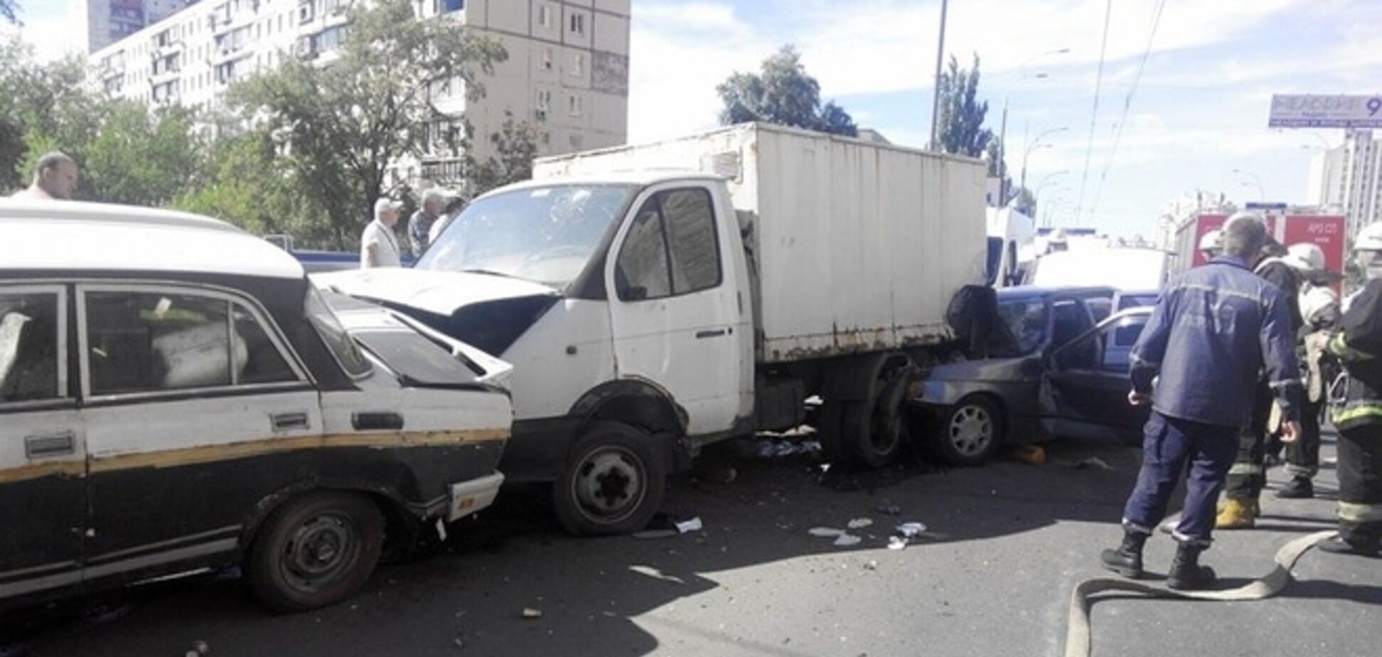 У Києві легковий автомобіль влетів під вантажівку: фото аварії