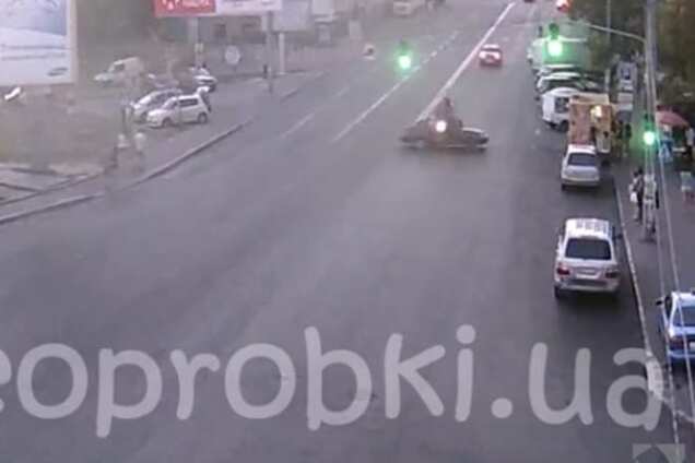 ДТП в Киеве: мотоциклист перелетел через автомобиль