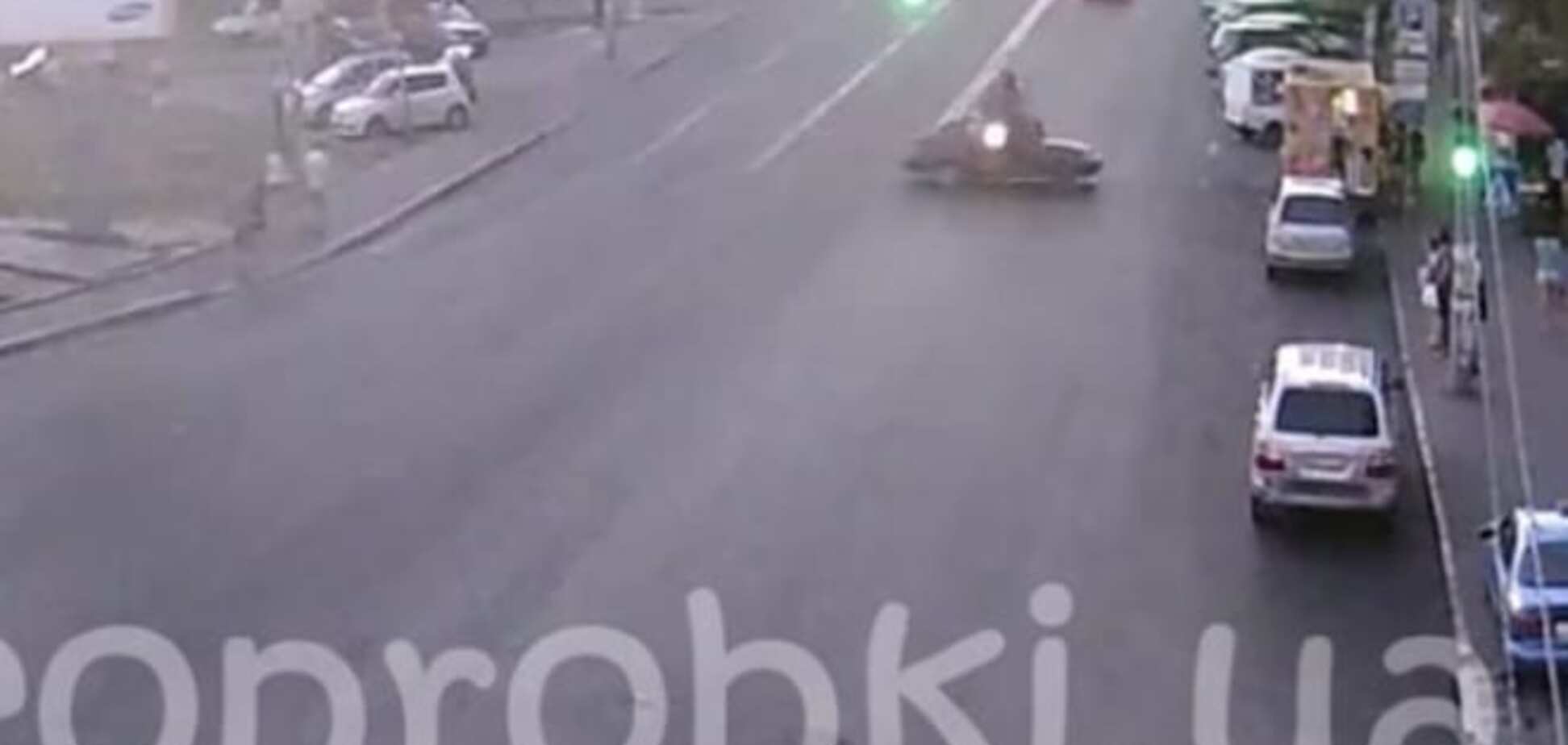 ДТП в Киеве: мотоциклист перелетел через автомобиль