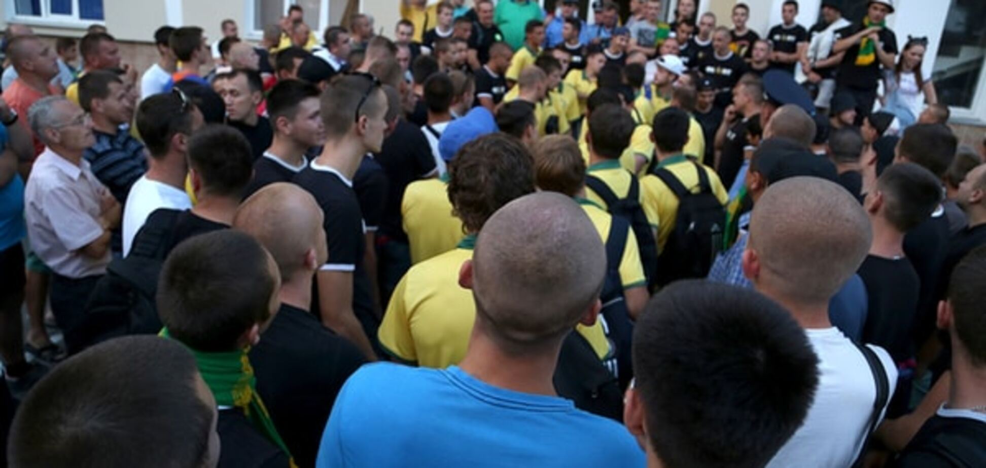 Українські фанати ледь не побили футболістів після програного матчу