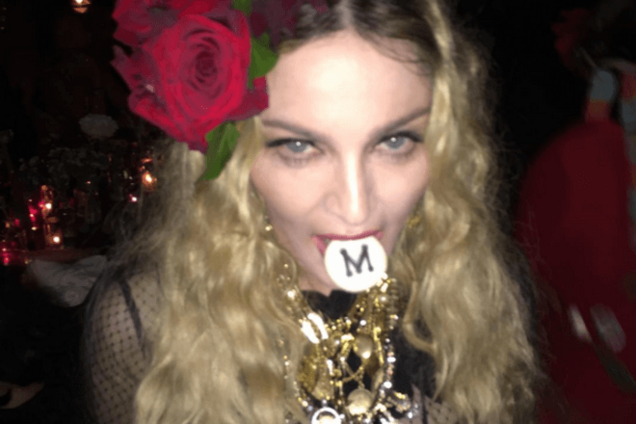 Мадонне на день рождения сделали 'живой' подарок: фото с вечеринки