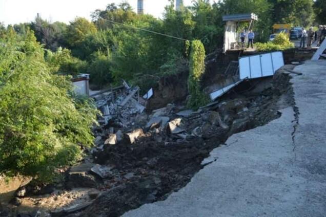 В Днепропетровске сошел оползень: образовалась яма глубиной 10 метров. Фотофакт