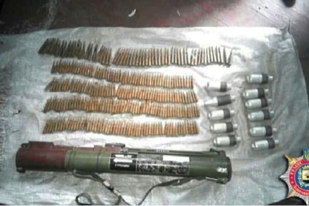 В доме у жителя Авдеевки нашли арсенал оружия: фотофакт