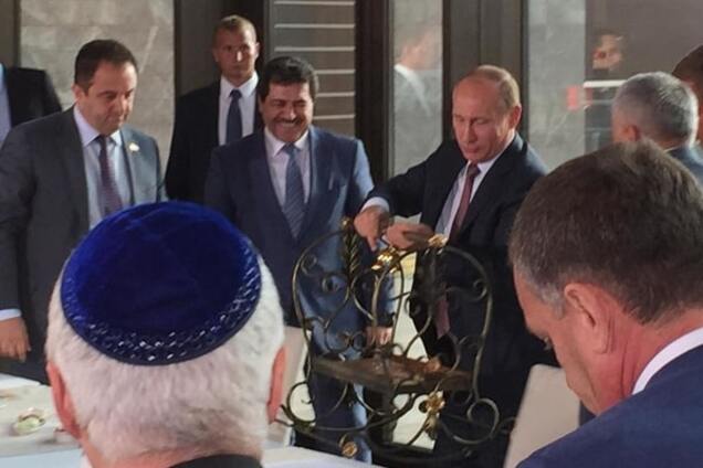 Путину в Крыму преподнесли в подарок реликвию крымских татар: фотофакт