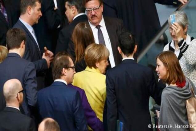 Бундестаг голосует, давать ли деньги Греции