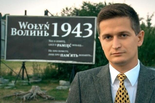 Поляки напомнили Украине о Волынской трагедии билбордом на границе: фотофакт