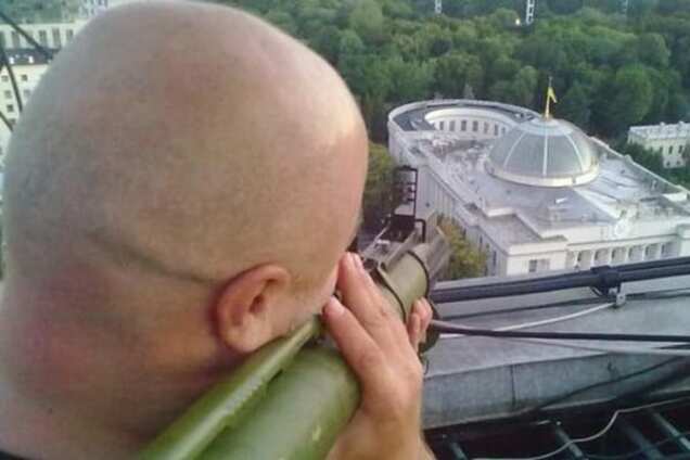 Сеть взбудоражило фото мужчины с гранатометом, нацелившегося на Раду