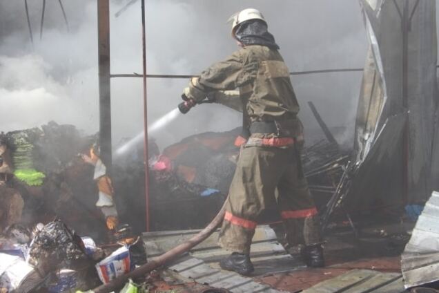 В Киеве возле домов загорелся склад: опубликованы фото