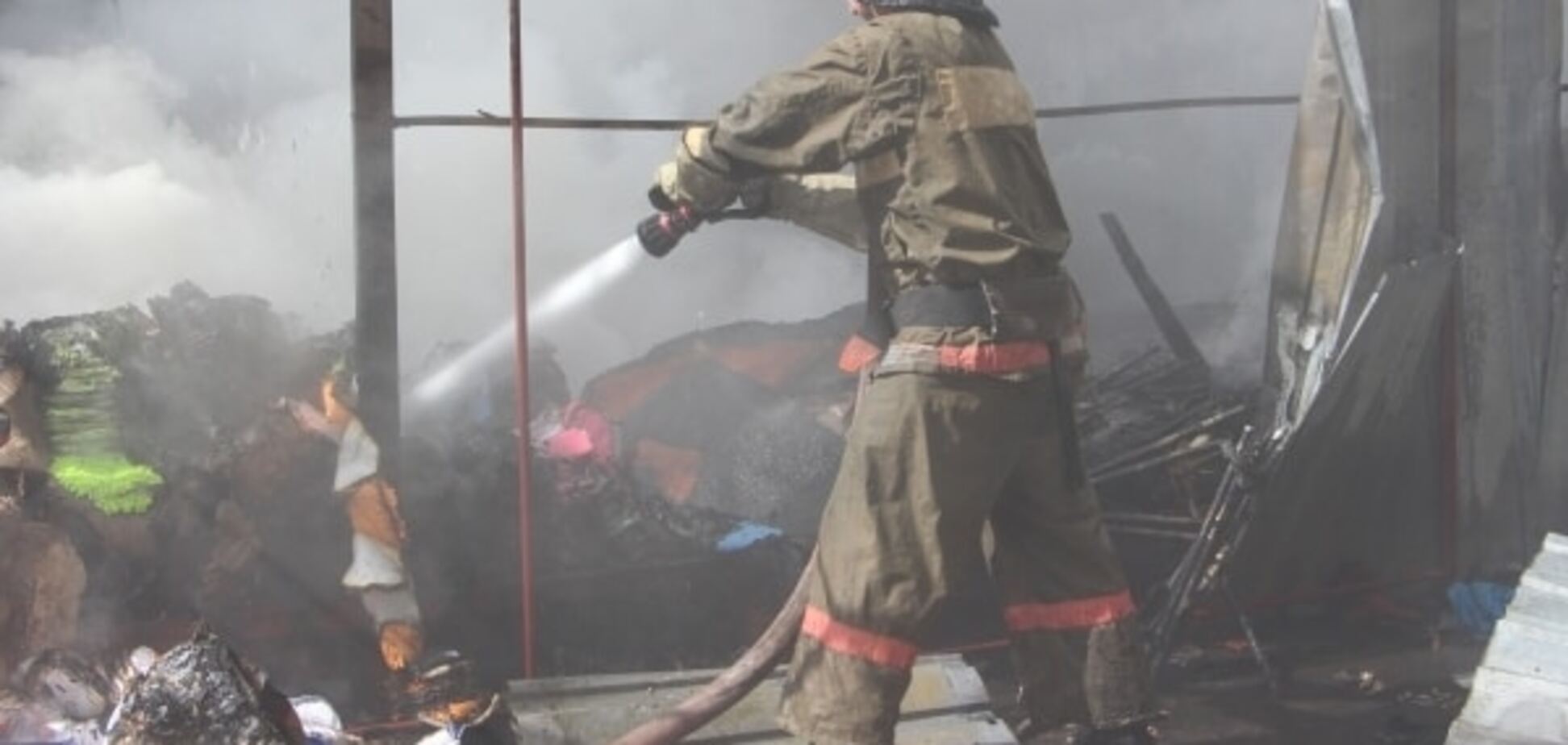 У Києві біля будинків загорівся склад: опубліковані фото 