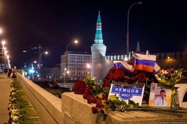 На месте убийства Немцова московские коммунальщики снова 'зачистили' 'народный мемориал'
