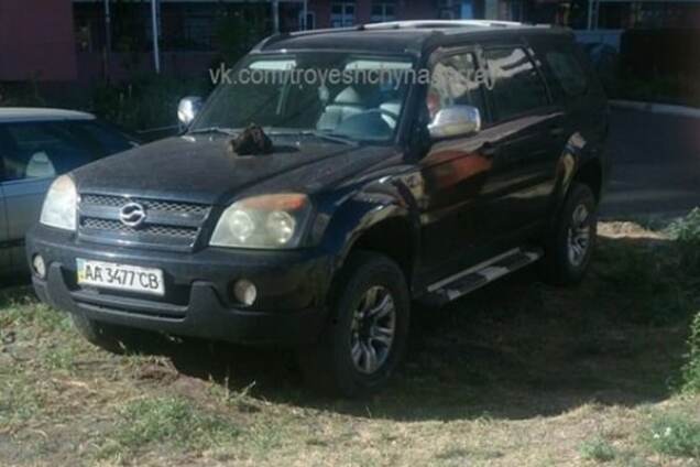 В Киеве героя парковки проучили куском земли: фотофакт